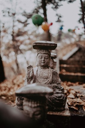 打坐石头佛像图片